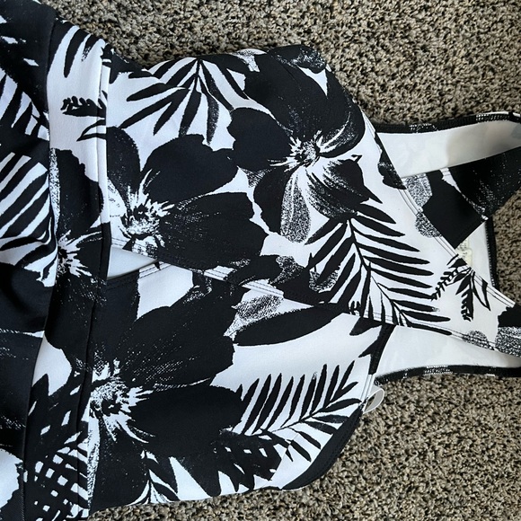 Abercrombie & Fitch halter dress - Picture 2 of 5